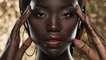 Foto auf Acrylglas Frauen Porträt der sinnlichen jungen Afrikanerin vor goldenem Hintergrund