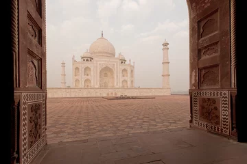 Fotobehang Taj Mahal door view India  © pop_gino
