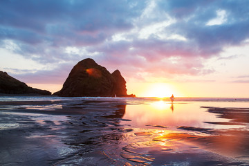 Surfer am Strand Piha