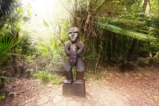 Maori-Statue im Cascade Park Neuseeland