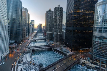 Rolgordijnen Chicago downtown rivier bruggen en gebouwen skyline © blvdone