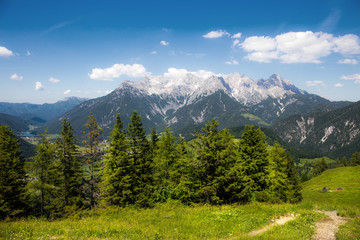 eine Berglandschaft im Sommer in den Tiroler Alpen ( Österreich )