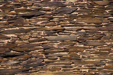 eine alte Natursteinmauer