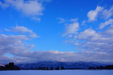 秋田県の冬景色　雪　青空　雲　奥羽山脈