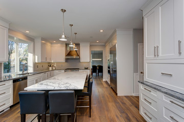 Beautiful black and white kitchen design.