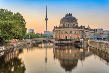 De skyline van de stad van de zonsopgang van Berlijn aan de rivier de Spree, Berlijn, Duitsland
