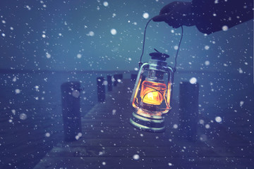 Laterne im Winter am Steg