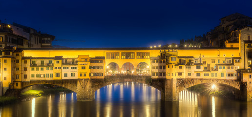 Fototapeta na wymiar Night panoramic view of Vecchio Bridge, Florence