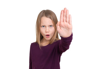 Obraz na płótnie Canvas Ein Schulkind signalisiert Stopp mit der erhobenen Hand. Es ruft das Wort Stop