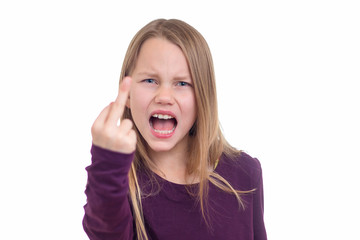 Ein 9 Jahre altes Mädchen brüllt und schreit und zeigt den Mittelfinger oder Stinkefinger,...