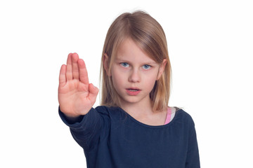 Ein Schulkind signalisiert Stopp mit der erhobenen Hand