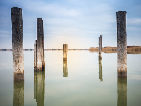Neusiedlersee im Winter mit Pollern im Wasser
