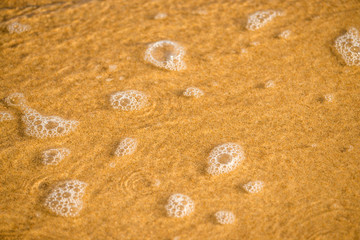 Strand mit Schaum der Brandung der Ostsee