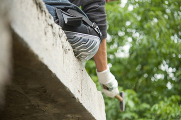 man working in the knee pads works in the outdoors