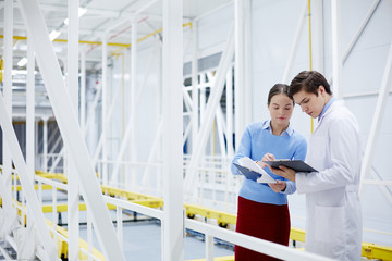 Obraz premium Two modern specialists of cryptomoney farm comparing data during work