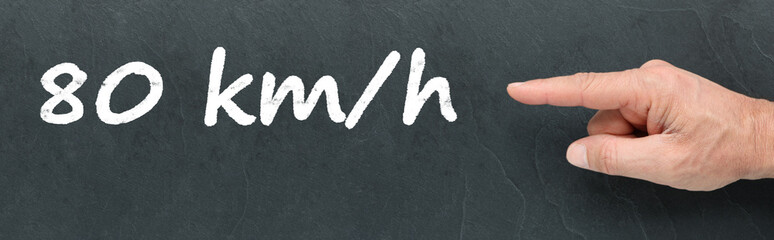 Obraz premium Limitation de vitesse 80 km/h. Montrer du doigt