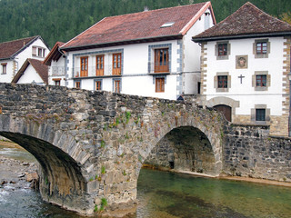 Historische Steinbrücke in den Pyrenäen