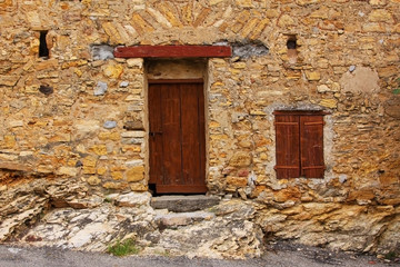 fenster und tür in altem natursteinhaus in frankreich