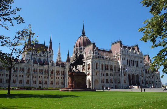Parlement hongrois vu de la place Kossuth.