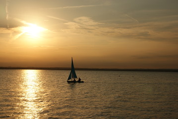 Żaglówka o zachodzie słońca © Szafek26