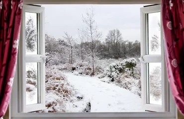 Vlies Fototapete Winter Schöne Schneepfadszene durch ein offenes Fenster