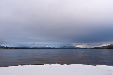 Obraz premium Cold winters day at a snow covered Loch Lomond Scotland