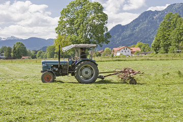 Bauer bei der Heuernte