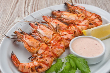 Grilled shrimps with sauce