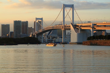 夕日に照らされ輝くレインボーブリッジ