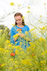 Fototapeta premium Frau mit Mohnblume