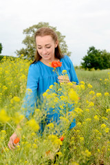 Fototapeta premium Frau mit Mohnblume