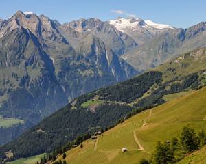 Fototapeta na wymiar The Großvenediger and other austrian mountains