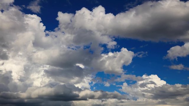 C&eacute;u azul com nuvens.