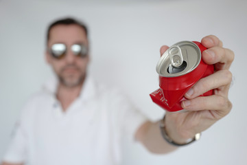 homme à lunettes cannette de soda