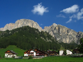 Fototapeta na wymiar Landschaft im Gadertal, Südtirol, Italien
