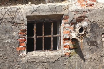 Altes Fenster an alter Verfallener Hauswand