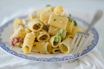 Pasta pesce ed erbe aromatiche