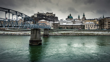 Fototapeta premium Salzburg im Winter bei Schmuddelwetter