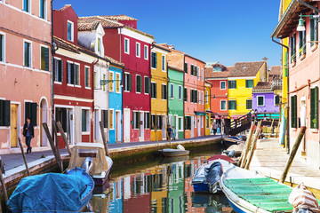 Fototapeta na wymiar Bright colorful houses on Burano island on the edge of the Venetian lagoon. Venice, Italy