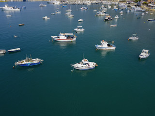 Vista aerea del porto di Vibo Marina, barche ormeggiate e pescherecci. Calabria, Italia.