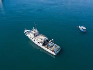 Vista aerea di una barca di pescatori. Porto di Vibo Marina, Calabria, Italia