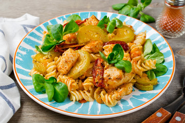 Fusilli with chicken, zucchini, sun-dried tomatoes and baby-salad