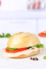 Brötchen Sandwich Baguette belegt mit Schinken Textfreiraum Copyspace Hochformat auf Holzbrett