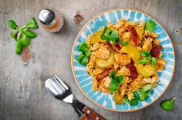 Fusilli with chicken, zucchini, sun-dried tomatoes and baby-salad