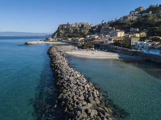 Vista aerea di Pizzo Calabro, molo, castello, Calabria, turismo Italia. Vista dal mare. Case sulla...