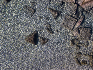 Vista aerea di scogli sul mare. Panoramica del fondo marino visto dall’alto, acqua trasparente
