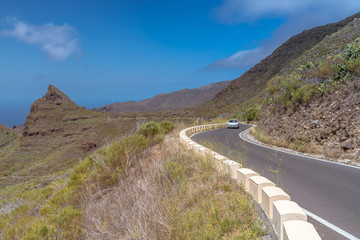 Bergstraße durch die felsige Landschaft auf Teneriffa