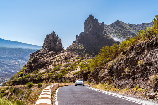 Landstra&szlig;e durch die schroffe Felslandschaft auf Teneriffa