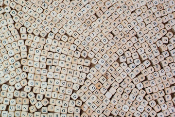 Buchstaben Würfel auf einem Holzbrett