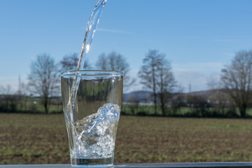 Wasser in das Glas Füllen